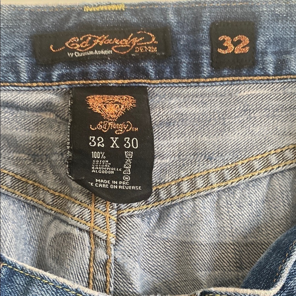 Relaxed Blue Jeans with Cropped Length and Distressed Details - Picture 3 of 10